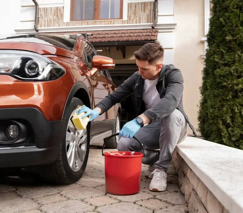 Lavage auto à domicile Couesmes : professionnel intervenant sur un véhicule